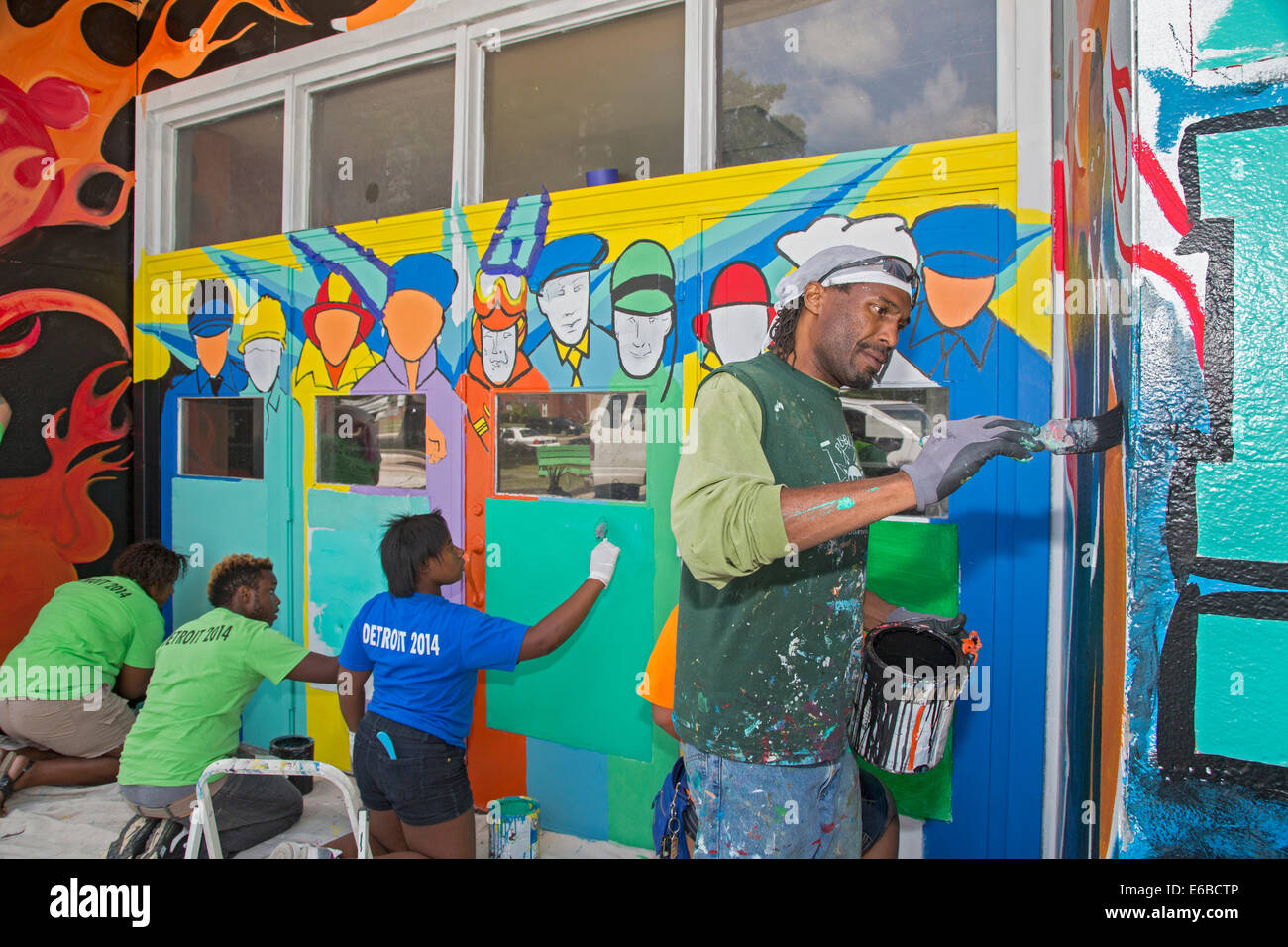 Detroit, Michigan - Volontari della vernice la entrata a Cody High School. Foto Stock