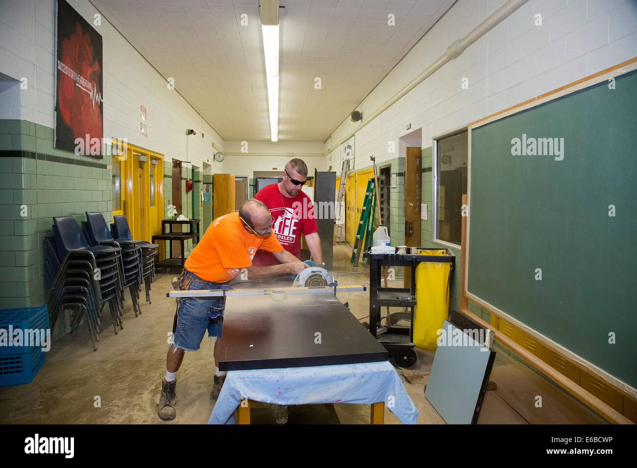 Detroit, Michigan - Volontari ristrutturare l'economia domestica classe a Cody High School. Foto Stock