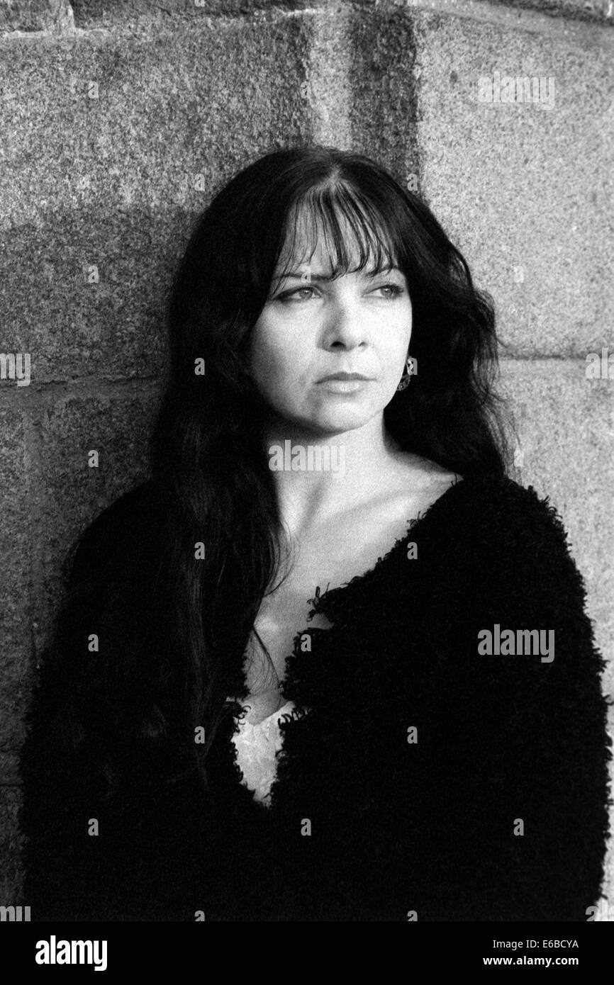 Piuttosto giovane donna con lunghi capelli scuri in posa per un ritratto in saint malo Bretagna Francia Foto Stock