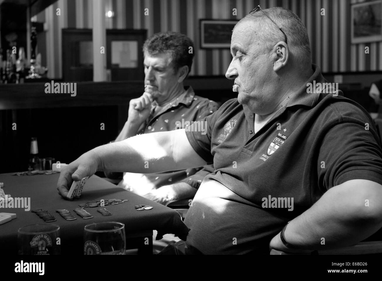 I giocatori che giocano un tradizionale gioco di domino a un lavoro club mens England Regno Unito Foto Stock