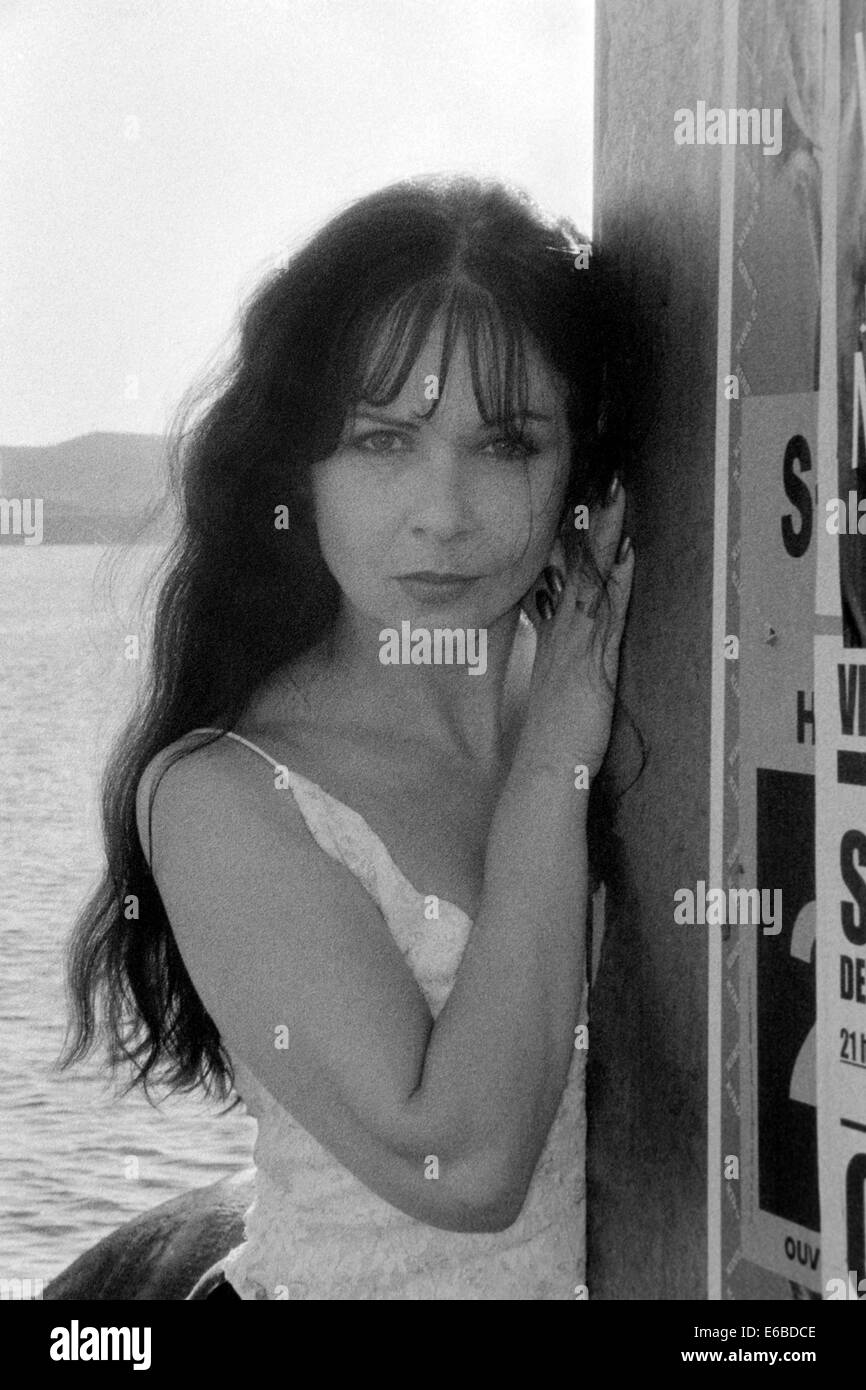Piuttosto giovane donna con lunghi capelli scuri in posa per un ritratto in saint malo Bretagna Francia Foto Stock