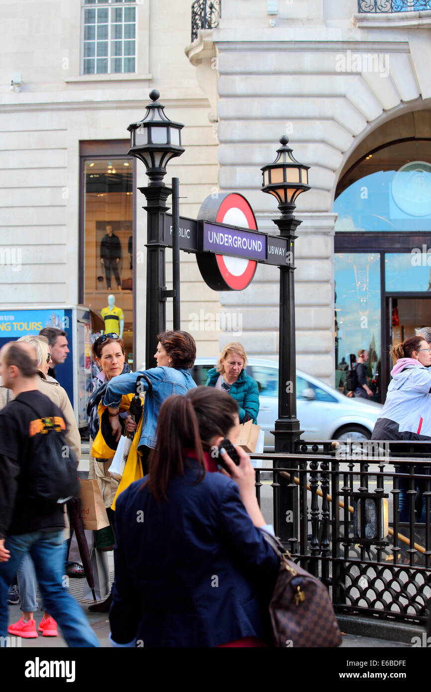 Großbritannien Gran Bretagna Londra Piccadilly Tubo quadrato in metro dalla stazione metropolitana U Bahnhof Foto Stock