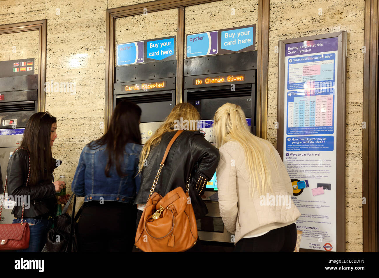 Großbritannien Gran Bretagna Londra Piccadilly Tubo quadrato in metro dalla stazione metropolitana U Bahnhof Foto Stock