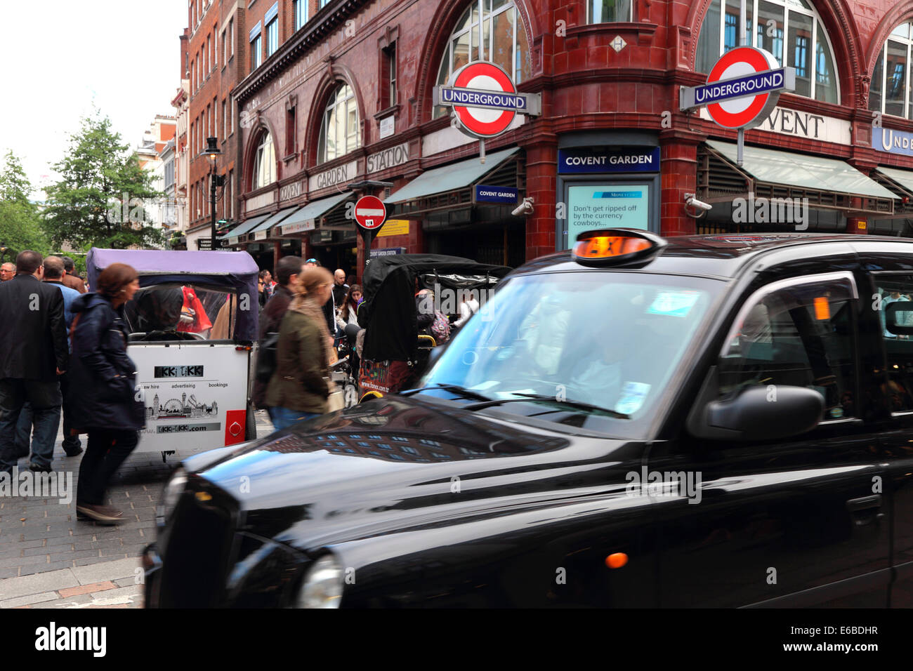 Großbritannien Gran Bretagna Londra Covent Garden lungo il tubo di Arce la metro dalla stazione metropolitana U Bahnhof Foto Stock