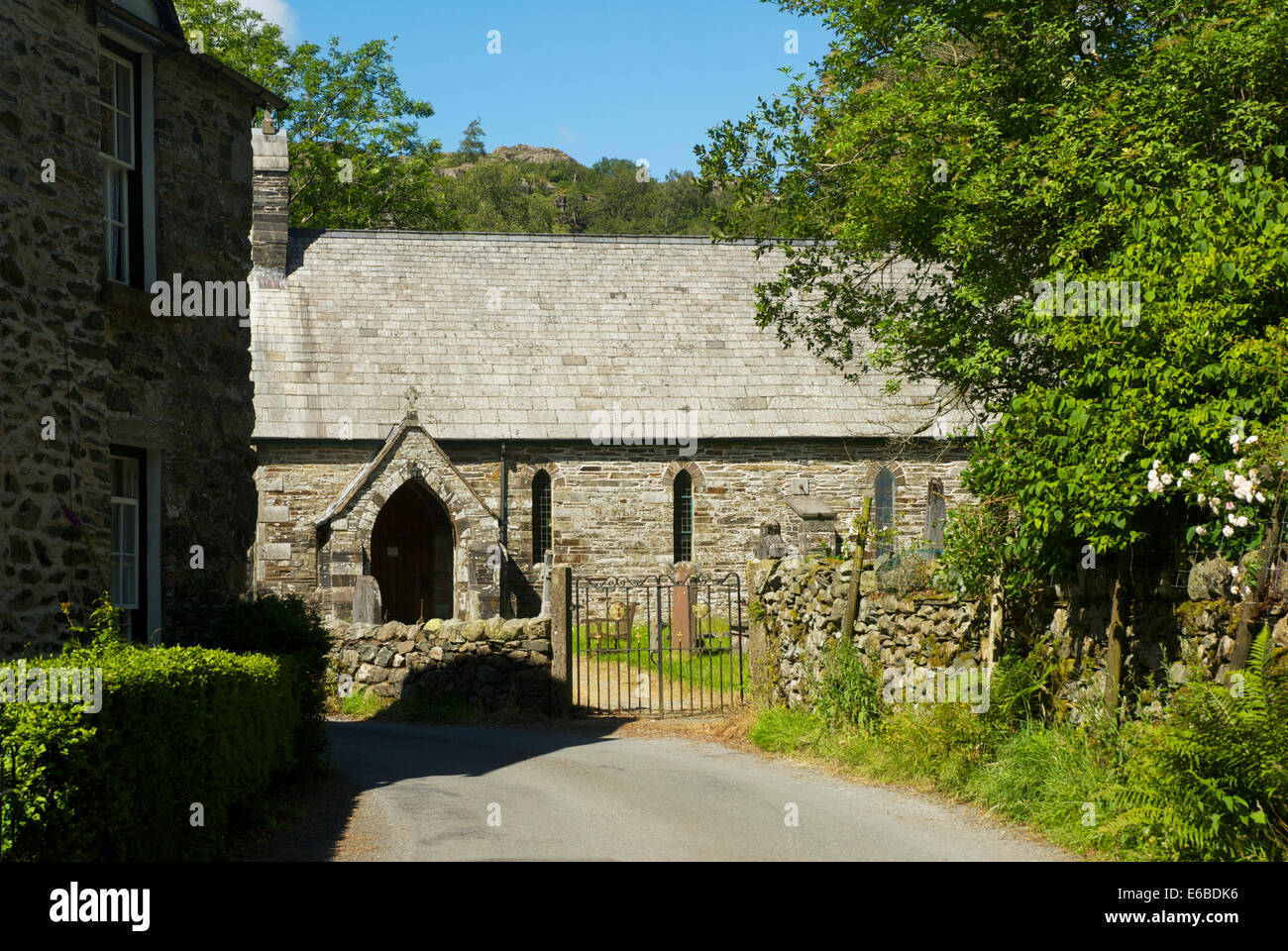 Chiesa della Santa Trinità, nel villaggio di Seathwaite, Duddon Valley, Parco Nazionale del Distretto dei Laghi, Cumbria, England Regno Unito Foto Stock
