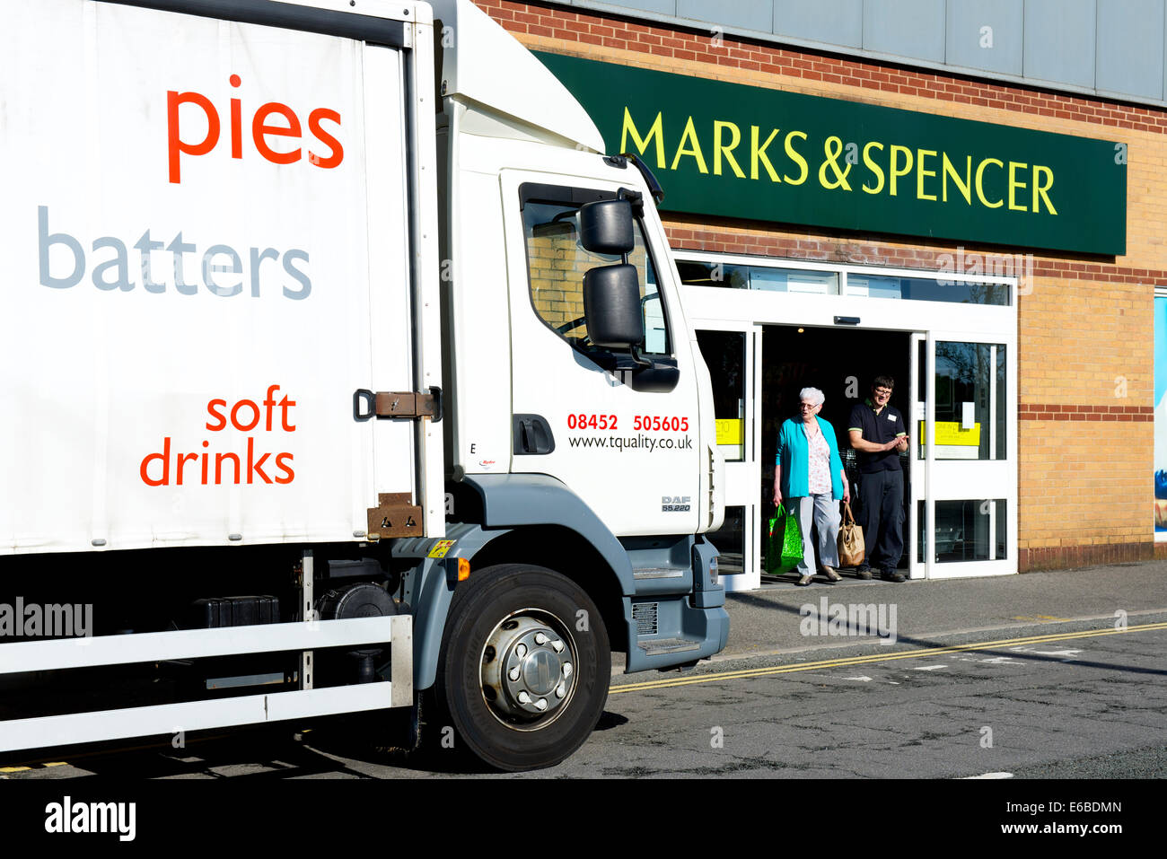 Van per la consegna al di fuori del ramo di Marks & Spencer, Workington, Cumbria, England Regno Unito Foto Stock