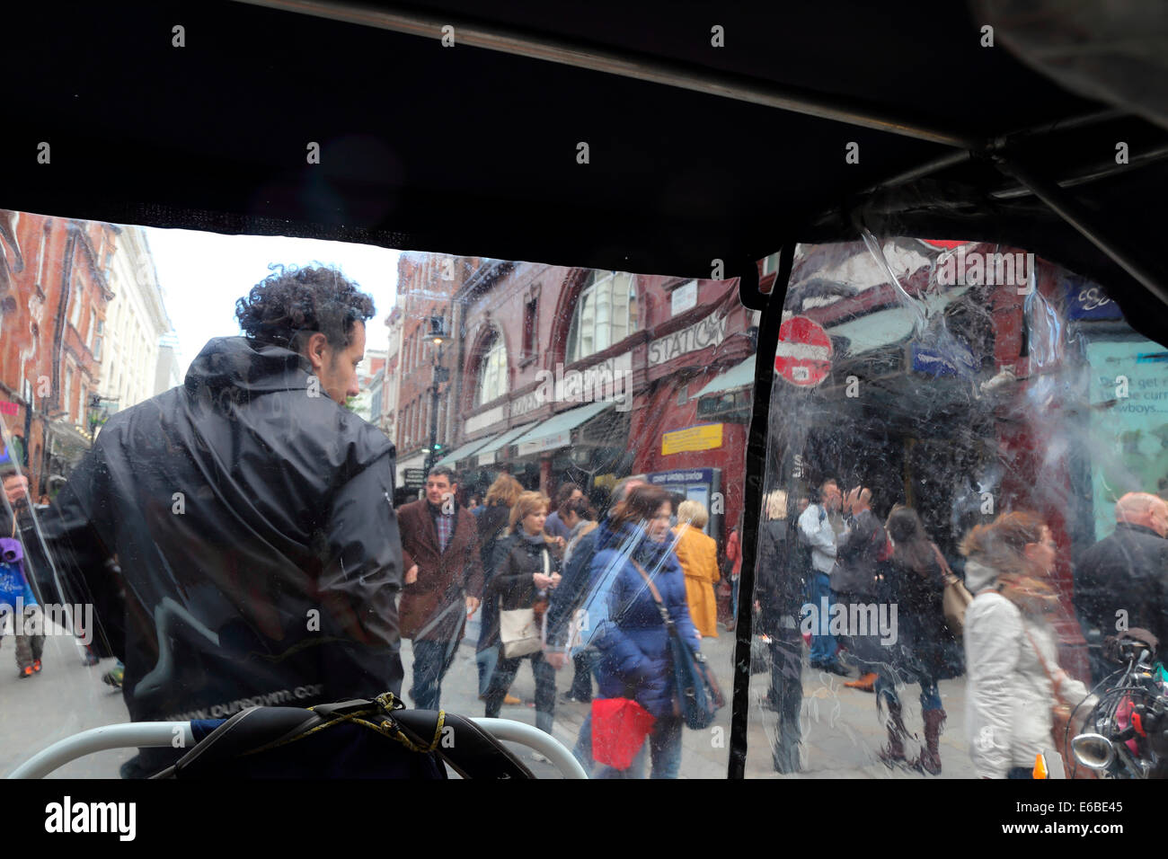 Großbritannien Gran Bretagna Londra Covent Garden lungo il tubo di Arce la metro dalla stazione metropolitana U Bahnhof Foto Stock