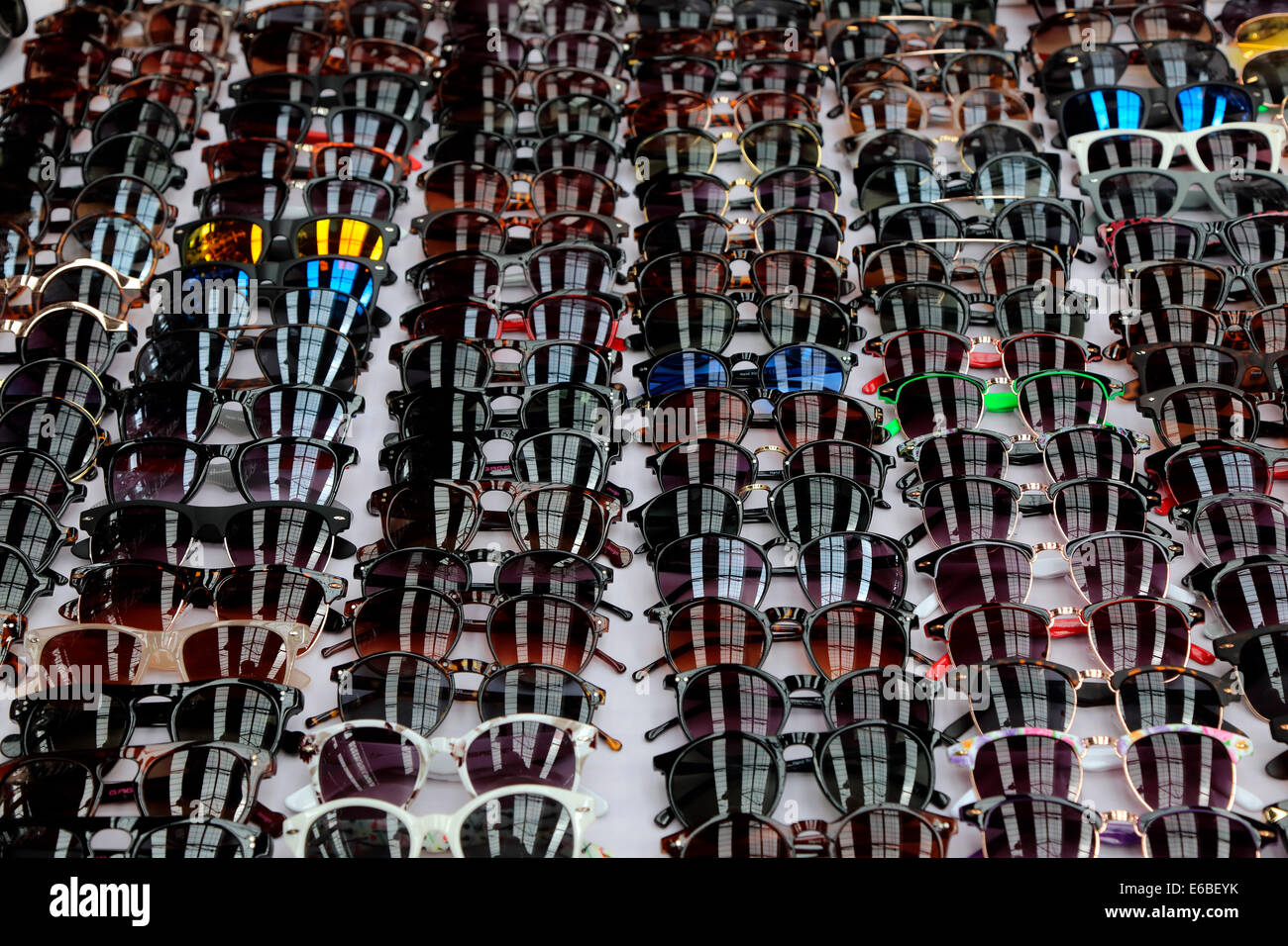 Großbritannien Gran Bretagna Londra Old Spitalfields Market molti occhiali da sole Foto Stock