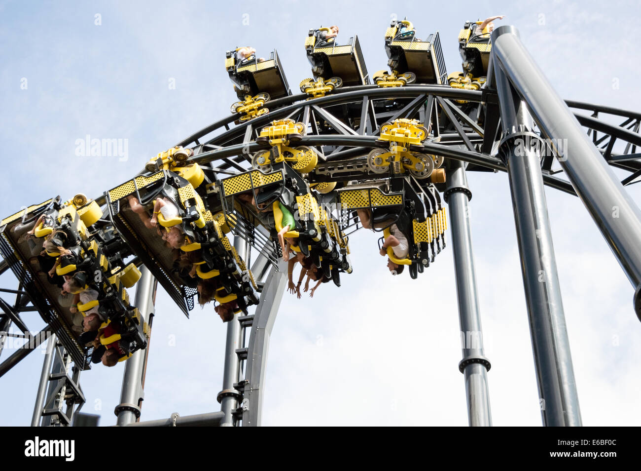 Il Sorridente rollercoaster theme park ride a Alton Towers Foto Stock