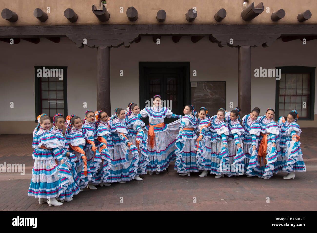 Ispanica danza folcloristica gruppo che esegue in Santa Fe, New Mexico, durante Bandstand 2014, una festa di musica e danza. Foto Stock