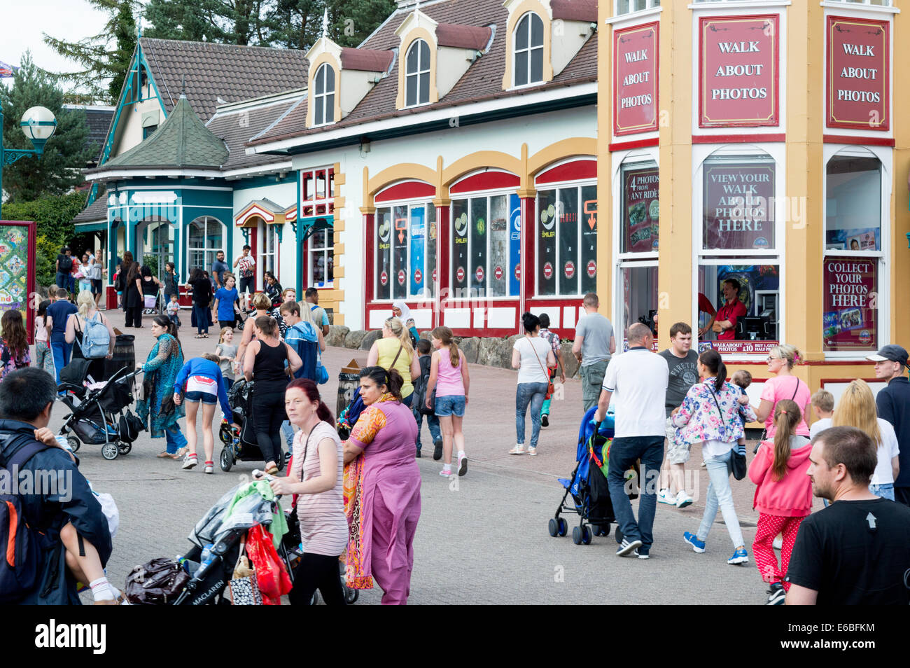 Le persone e le famiglie nella piazza principale vicino all'ingresso principale del parco dei divertimenti di Alton Towers Foto Stock