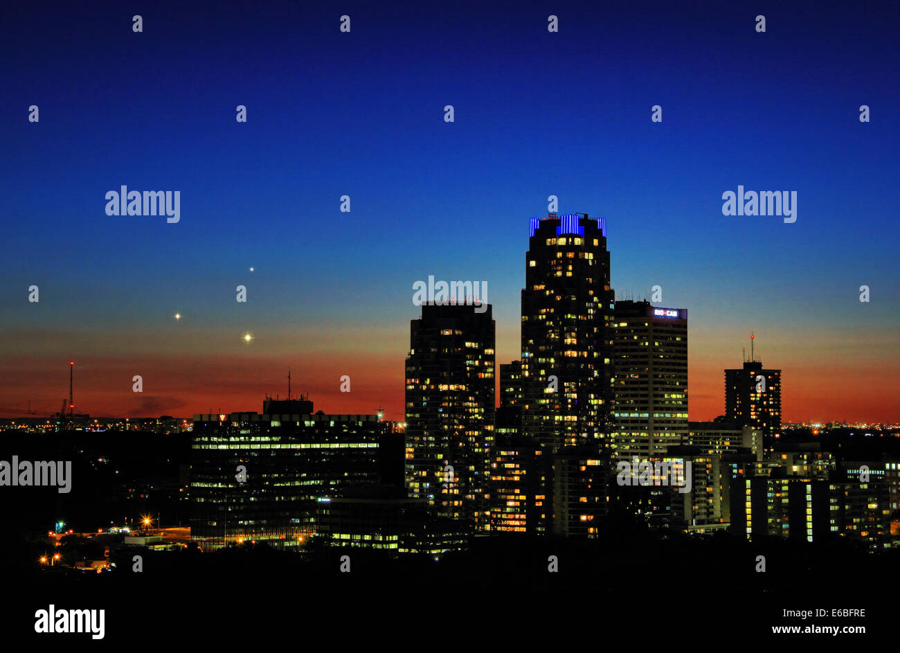 Congiunzione di Venere, Giove e Mercurio in triangolo sopra gli edifici nella zona di Yonge ed Eglinton nel cielo nord-ovest a Toronto Foto Stock