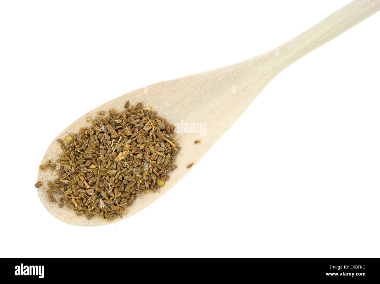 Una vista ravvicinata di semi di anice su un cucchiaio di legno. Foto Stock