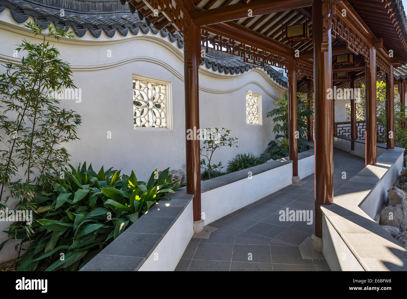 Bella passerella coperta in giardini cinesi di la Biblioteca di Huntington e Giardini Botanici. Foto Stock
