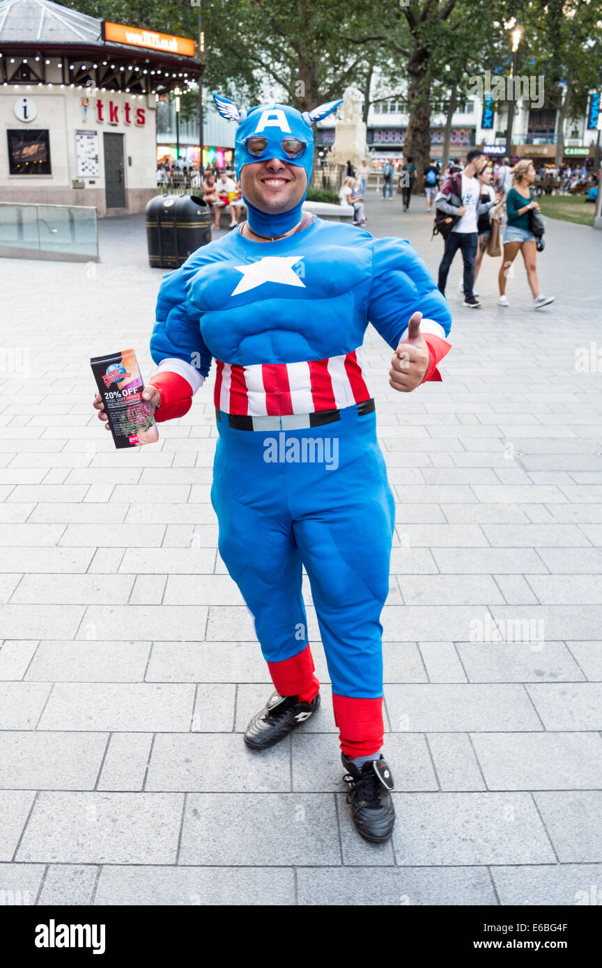 L'uomo vestito di Capitan America outfit per promuovere al ristorante Planet Hollywood. Leicester Square, Londra Foto Stock
