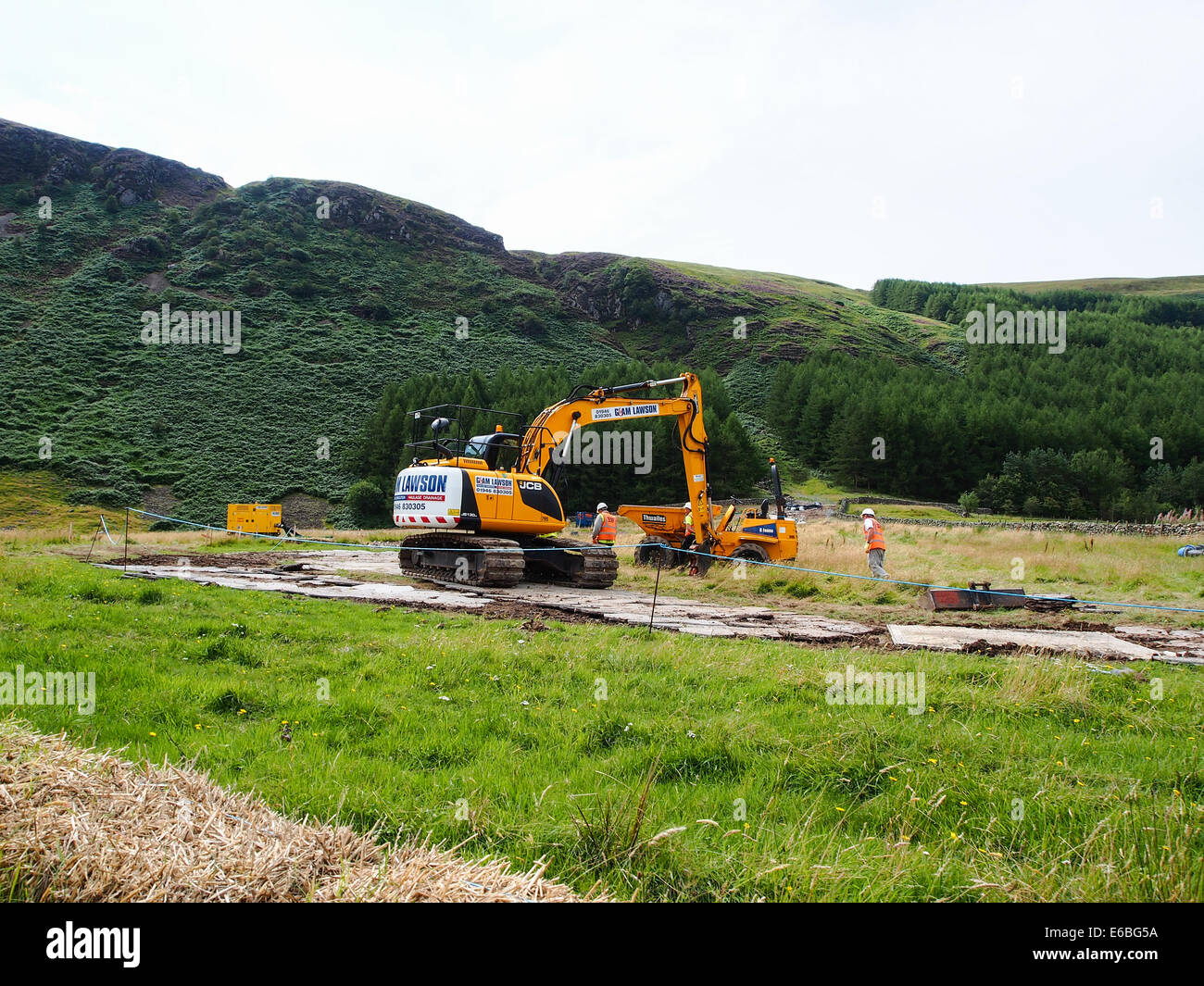 JCB scavando il drenaggio in area rurale vicino a Ennerdale acqua, Cumbria, Inghilterra Foto Stock