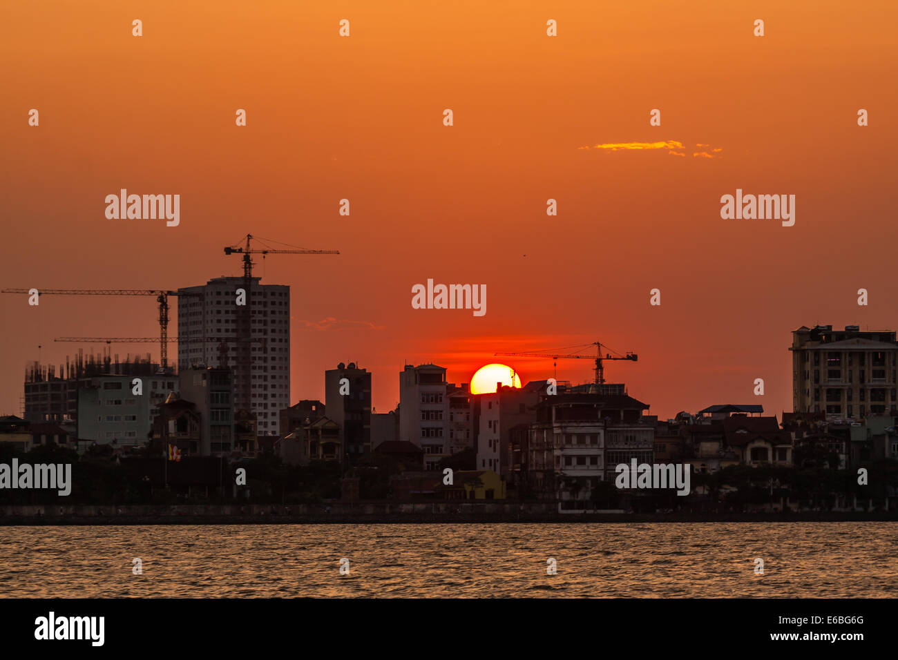 Tramonto sul lago ovest, Ho tay, Hanoi, Vietnam Foto Stock