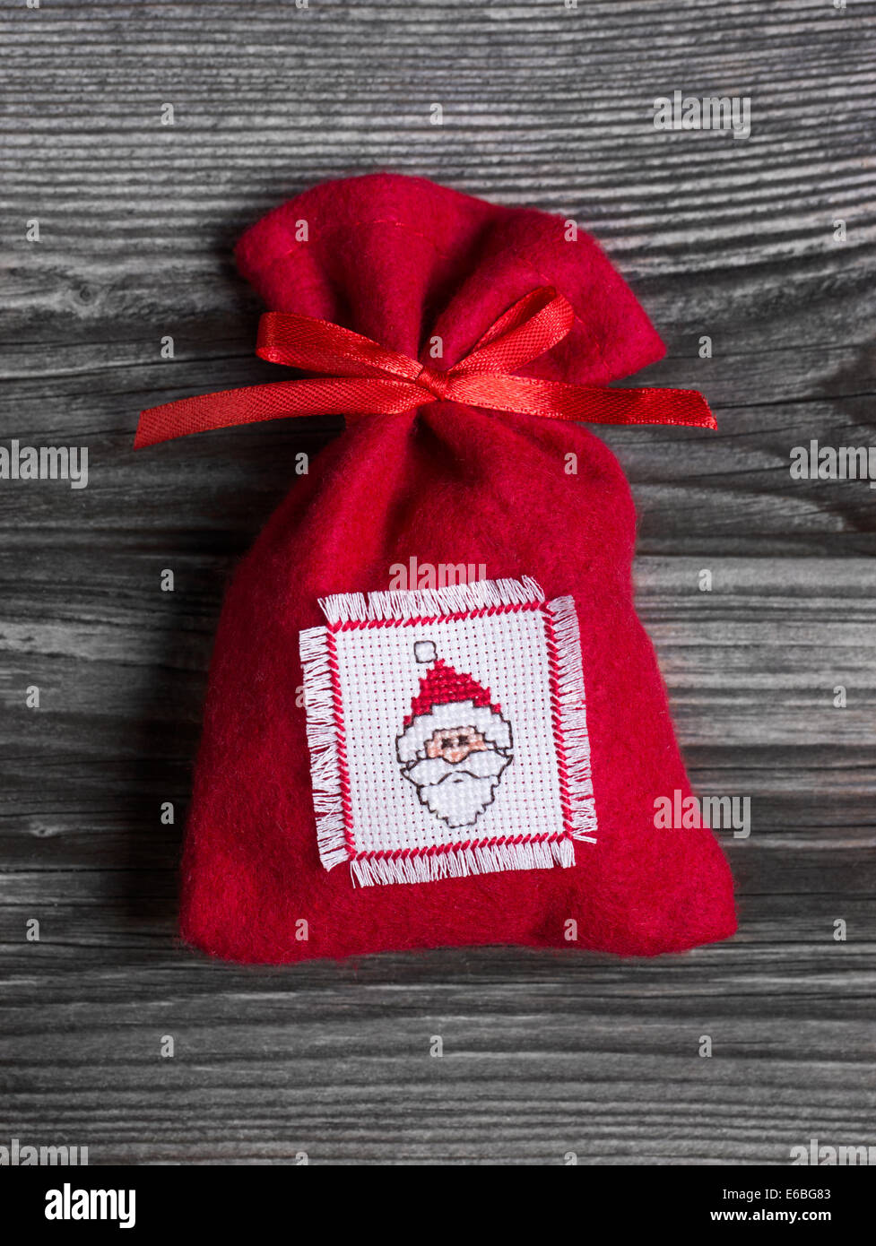 Rosso artigianale nicholas sac con ricamato santa claus hat sul feltro. Foto Stock