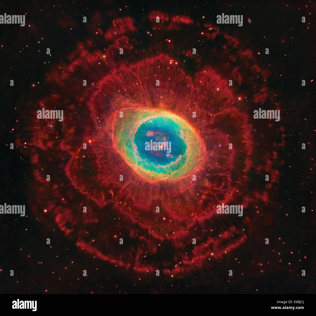 M57, la nebulosa ad anello. Il guscio interno si illumina di verde dal ionizzato di ossigeno e di azoto mentre idrogeno nel guscio esterno si illumina di rosso. Foto Stock