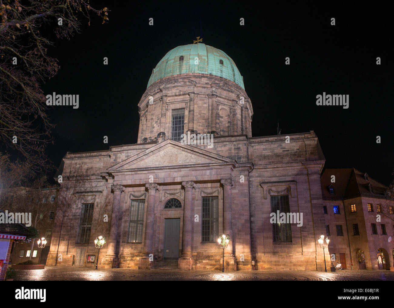 Vista della Santa Elisabetta Chiesa al Jakobsplatz di notte. Norimberga, Germania Foto Stock