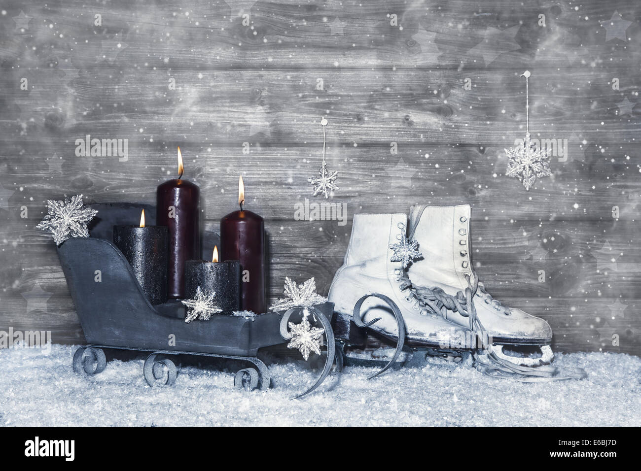 Immagini Shabby Chic Natale.Grigio Shabby Chic Natale Sfondo Di Legno Con Quattro Candele Accese In Bianco E Grigio Foto Stock Alamy