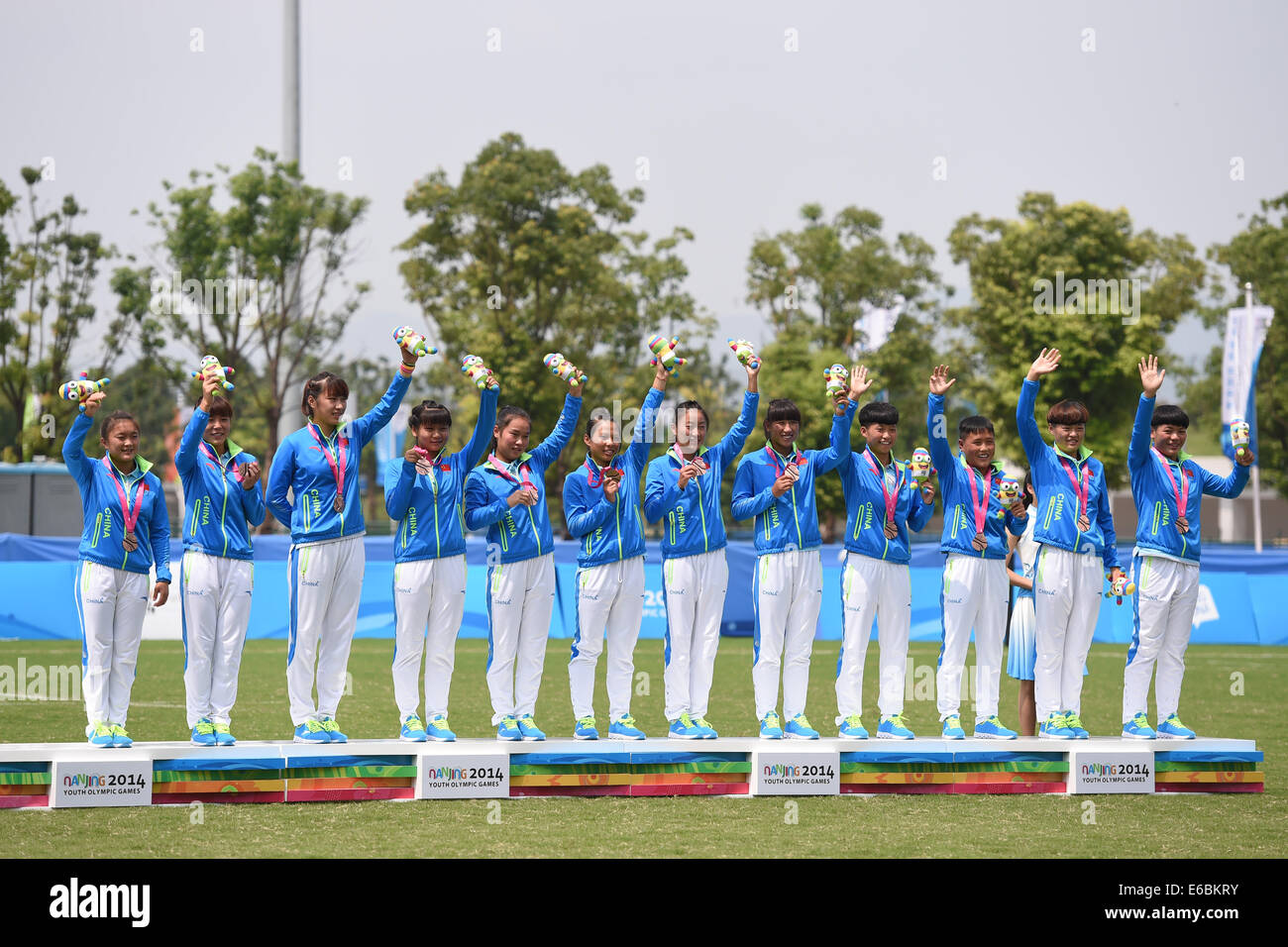 Nanjing, Cina?s provincia di Jiangsu. 20 agosto 2014. Bronze medalists Cina posano per una foto durante la cerimonia di premiazione delle donne Rugby Sevens a Nanjing 2014 Olimpiadi della Gioventù in Nanjing, a est della capitale della Cina?s provincia dello Jiangsu, 20 Agosto, 2014. Credito: Yan Yan/Xinhua/Alamy Live News Foto Stock