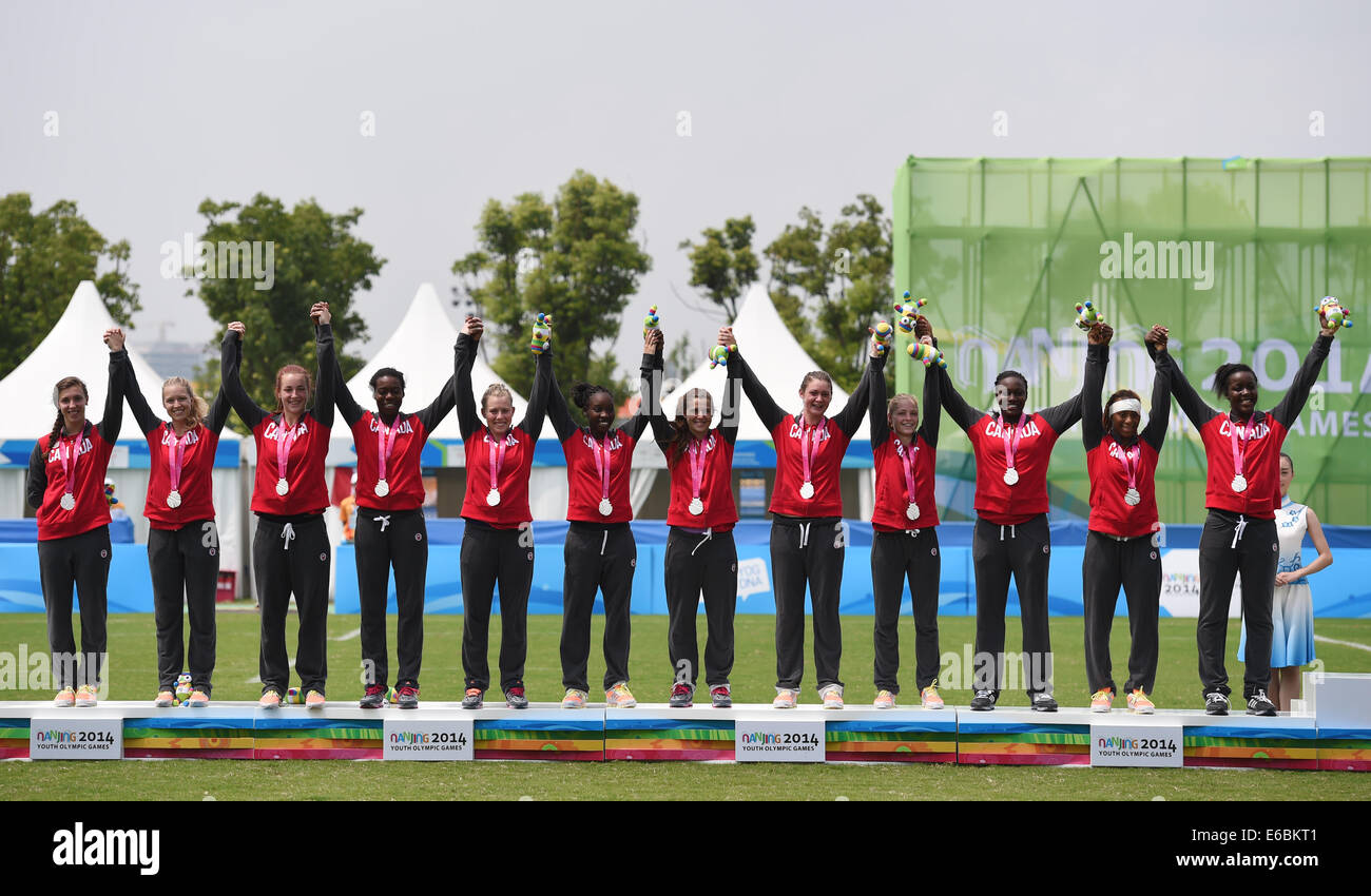 Nanjing, Cina?s provincia di Jiangsu. 20 agosto 2014. Silver medalists Canada posano per una foto durante la cerimonia di premiazione delle donne Rugby Sevens a Nanjing 2014 Olimpiadi della Gioventù in Nanjing, a est della capitale della Cina?s provincia dello Jiangsu, 20 Agosto, 2014. Credito: Yan Yan/Xinhua/Alamy Live News Foto Stock