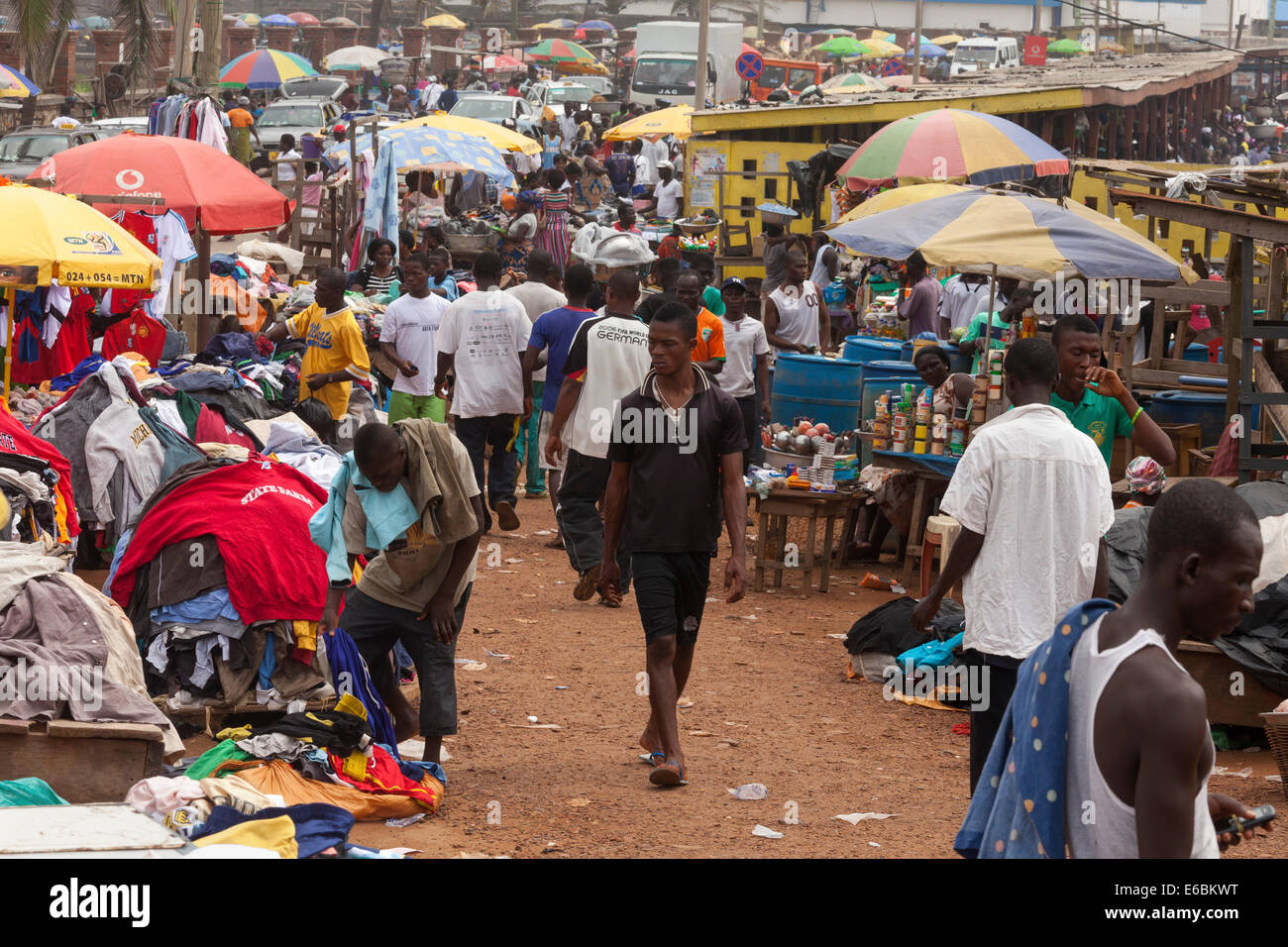 Mercato e persone a Elmina, Ghana, Africa Foto Stock