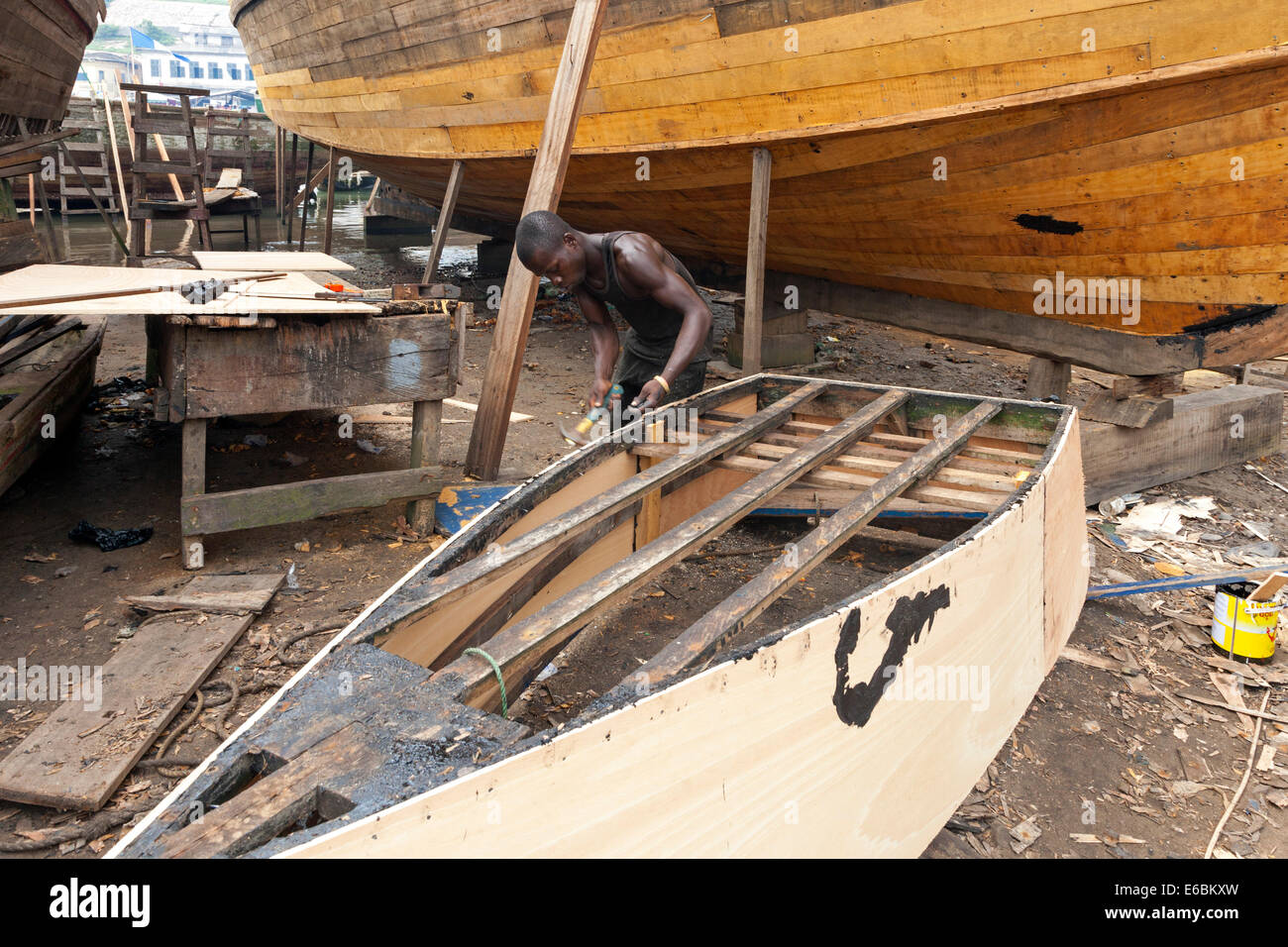 Costruzione delle imbarcazioni e il cantiere di riparazione, Elmina, Ghana, Africa Foto Stock