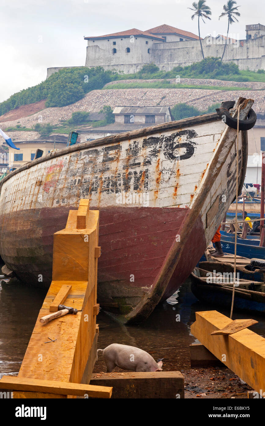 Costruzione delle imbarcazioni e il cantiere di riparazione, Elmina, Ghana, Africa Foto Stock