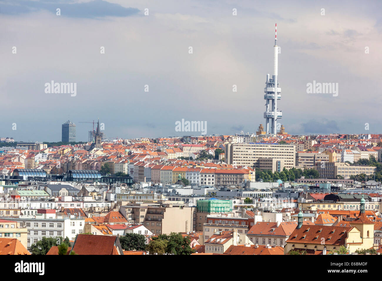 La città nuova di Karlin e Zizkov, la torre della televisione guarda il paesaggio urbano dei quartieri di Praga Foto Stock