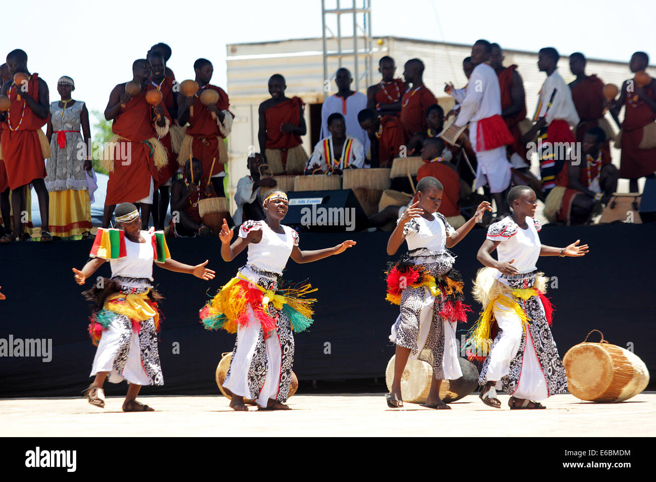 Tradizionali ugandesi ballerini intrattengono gli ospiti a Kampala. La musica e la danza sono molto importanti nella società africana. Foto Stock