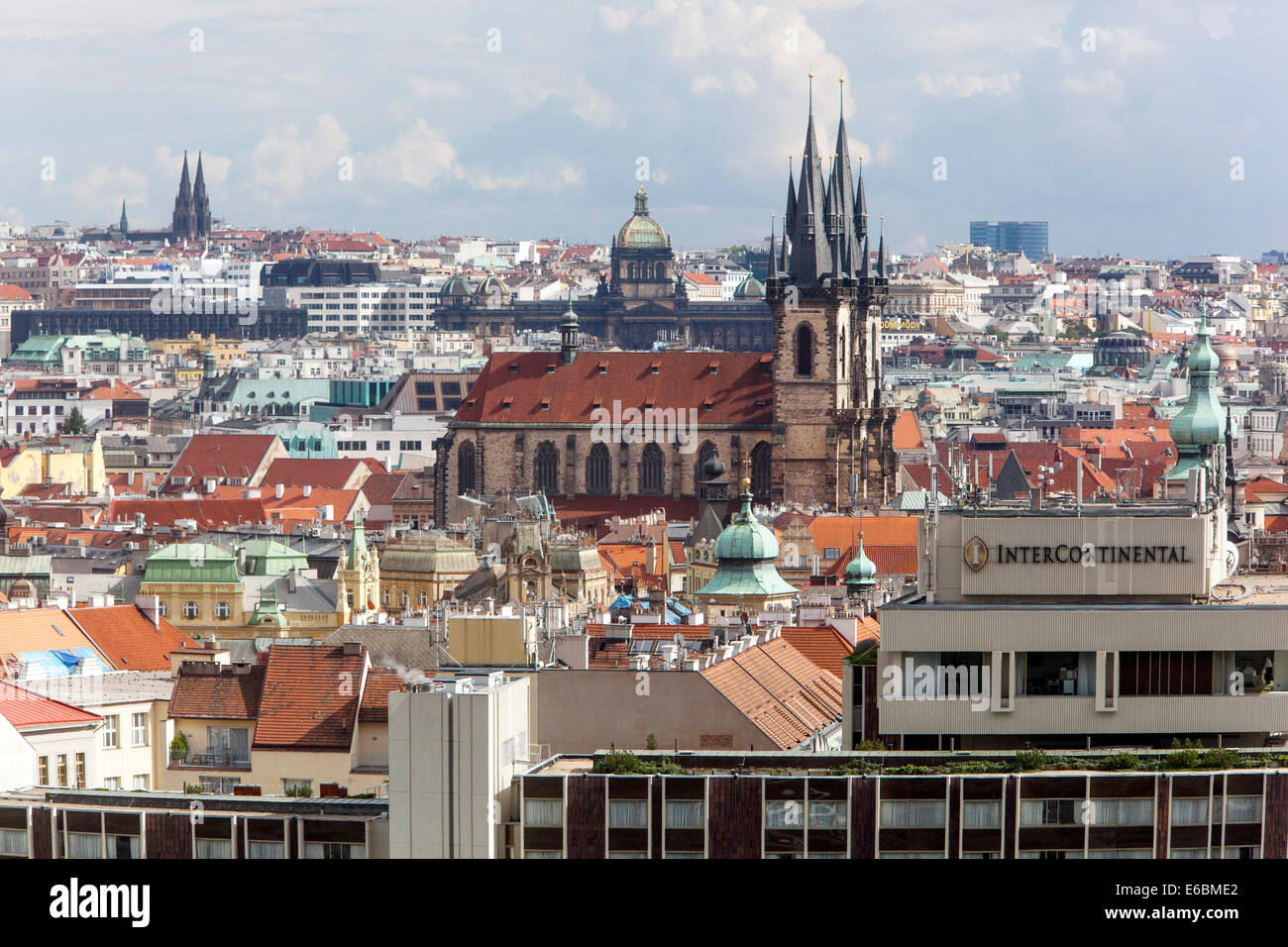 Vista di Praga. In primo piano ci sono l'Intercontinental Hotel, poi la Cattedrale di Tyn, il Museo Nazionale della Repubblica Ceca Foto Stock