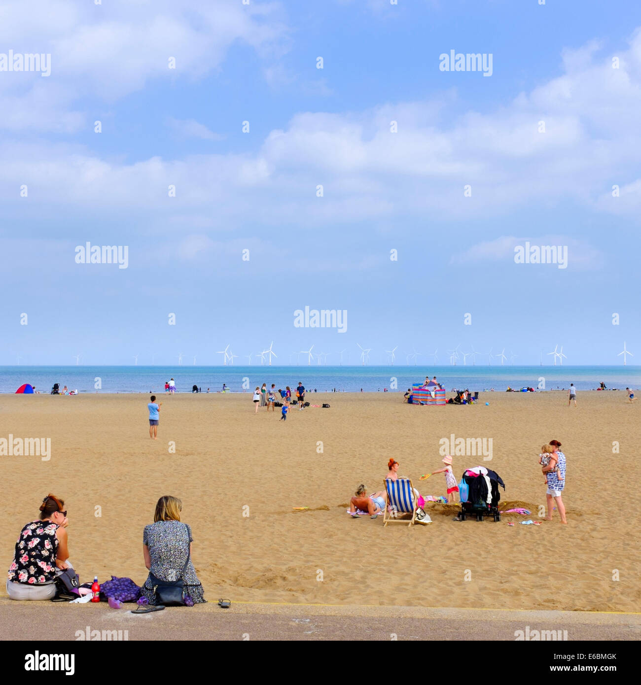 Le famiglie si divertono giocando sulla spiaggia a Skegness, Lincolnshire, Inghilterra. 30Luglio 2014. Foto Stock