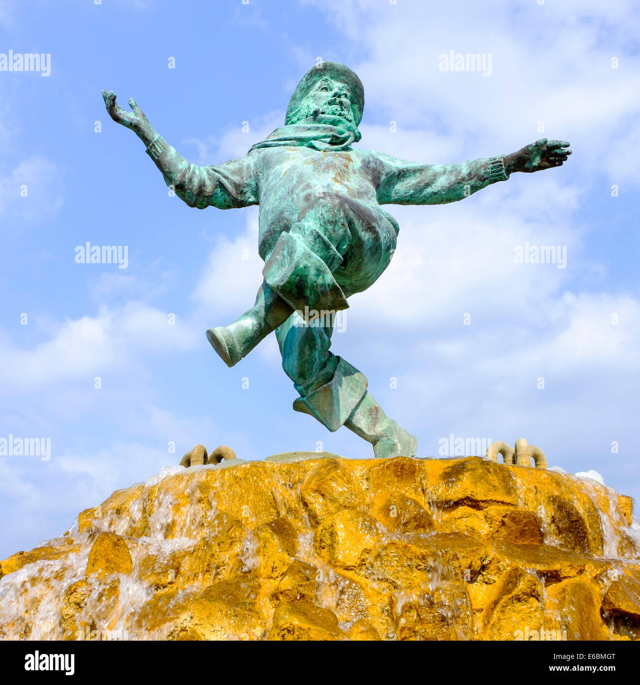 Skegness, Lincolnshire, Inghilterra. Una fontana sormontata da una statua in bronzo del "Jolly" Pescatore - un carattere Skegness. Foto Stock