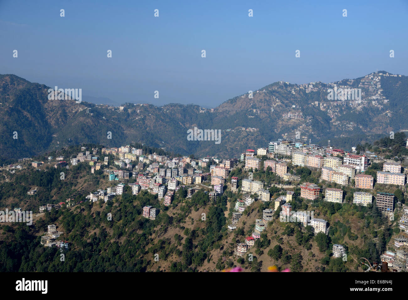 Una mattina in vista su parte della periferia di Shimla sulle colline ai piedi dell'Himalaya in Himachal Pradesh, India, Foto Stock
