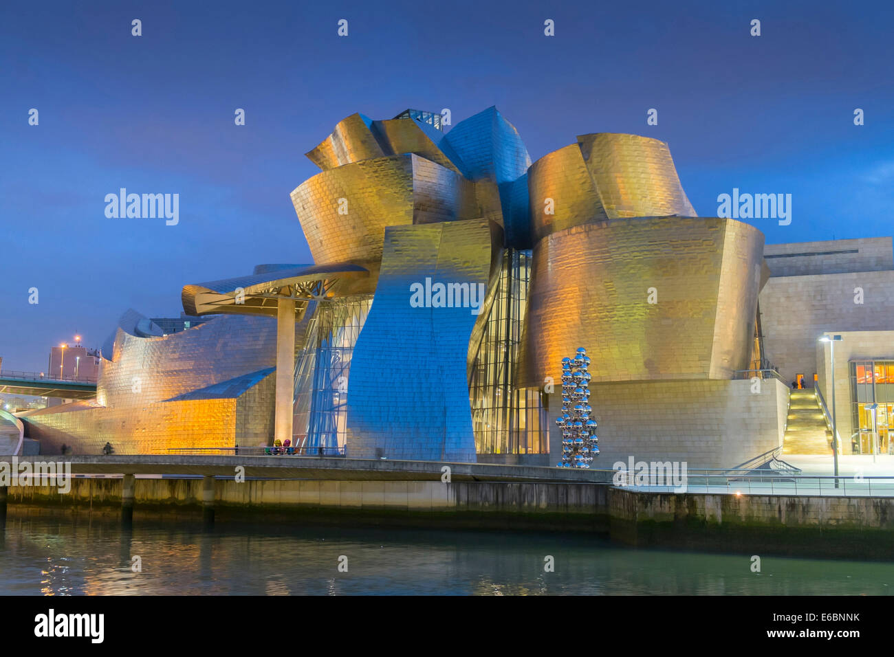 Il Museo Guggenheim progettato da Frank Gehry, Bilbao, provincia di Biscaglia, Paesi Baschi Foto Stock