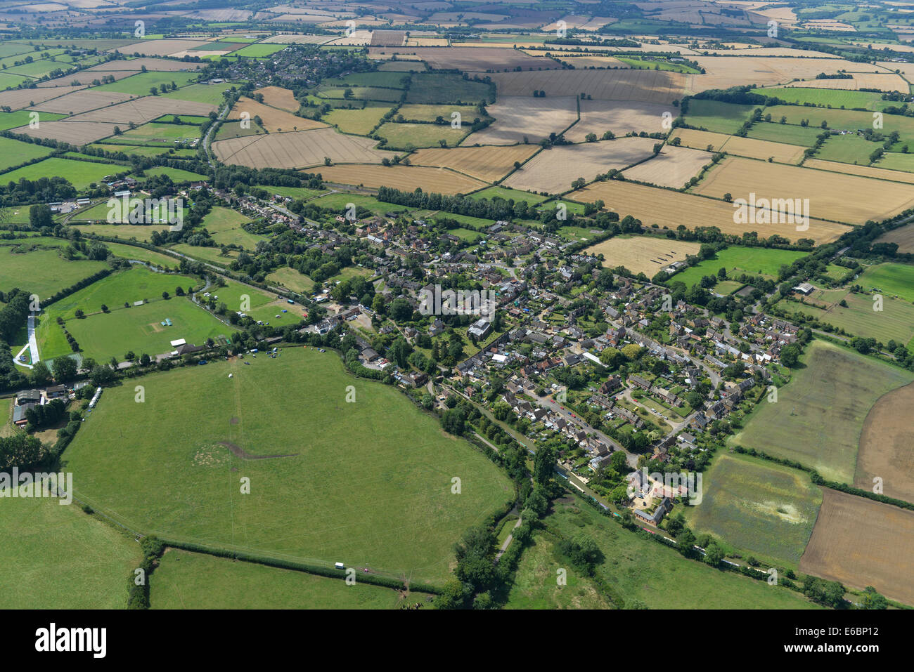 Una veduta aerea del Oxfordshire village di Cropredy e sulla campagna circostante. Foto Stock