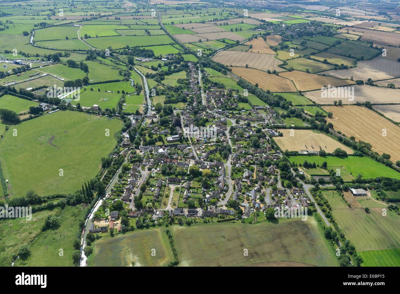 Una veduta aerea del Oxfordshire village di Cropredy e sulla campagna circostante. Foto Stock