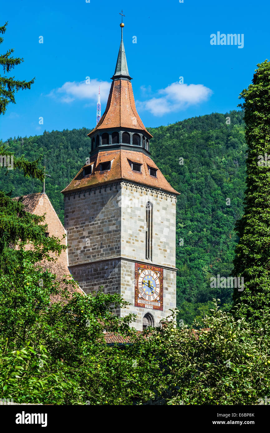 Vista al di sopra del medievale rossi tetti di tegole vicino, nel centro storico di Brasov, Romania Foto Stock