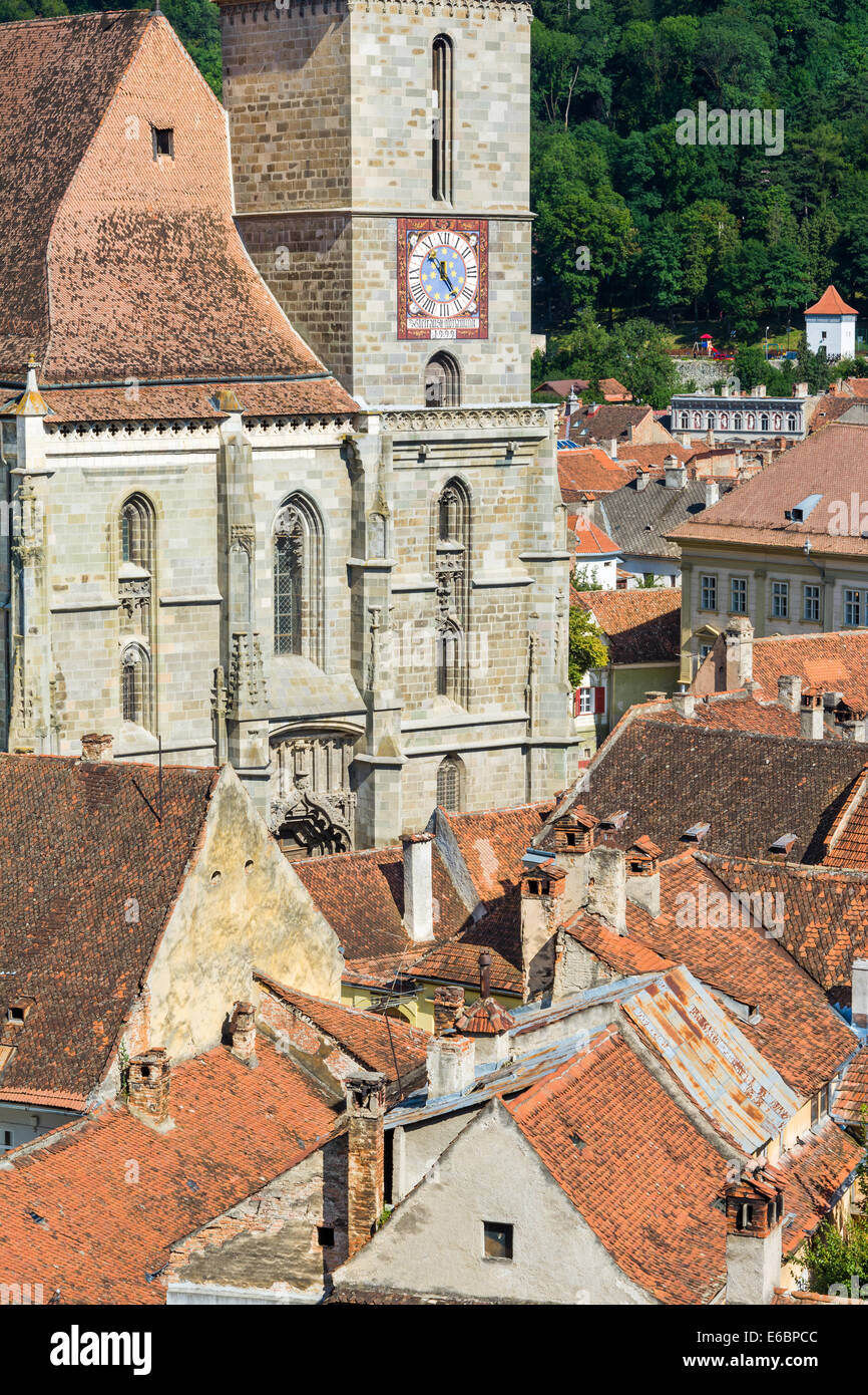 Vista da sopra del medievale rossi tetti di tegole vicino. Nel centro storico di Brasov, Romania Foto Stock
