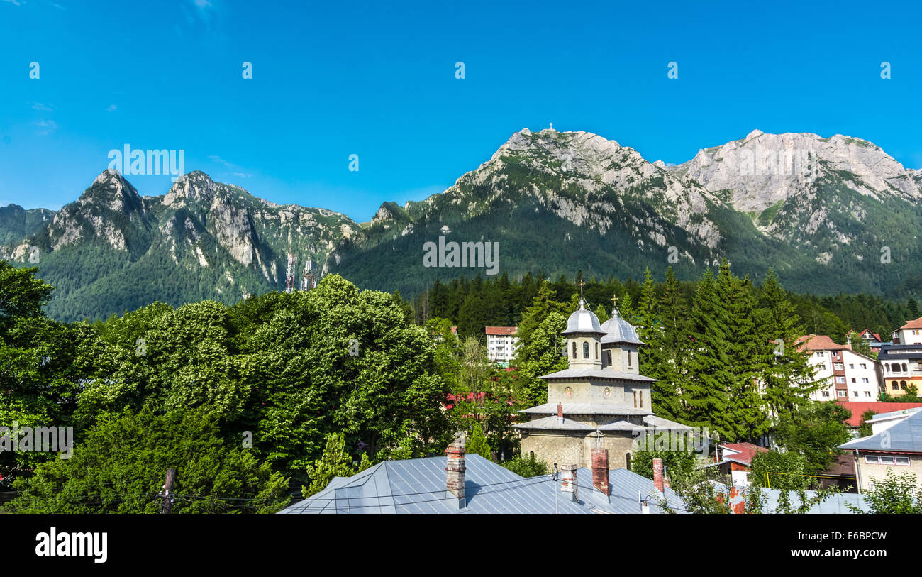 Bucegi Mountain View da Busteni, Romania nel periodo estivo. Foto Stock