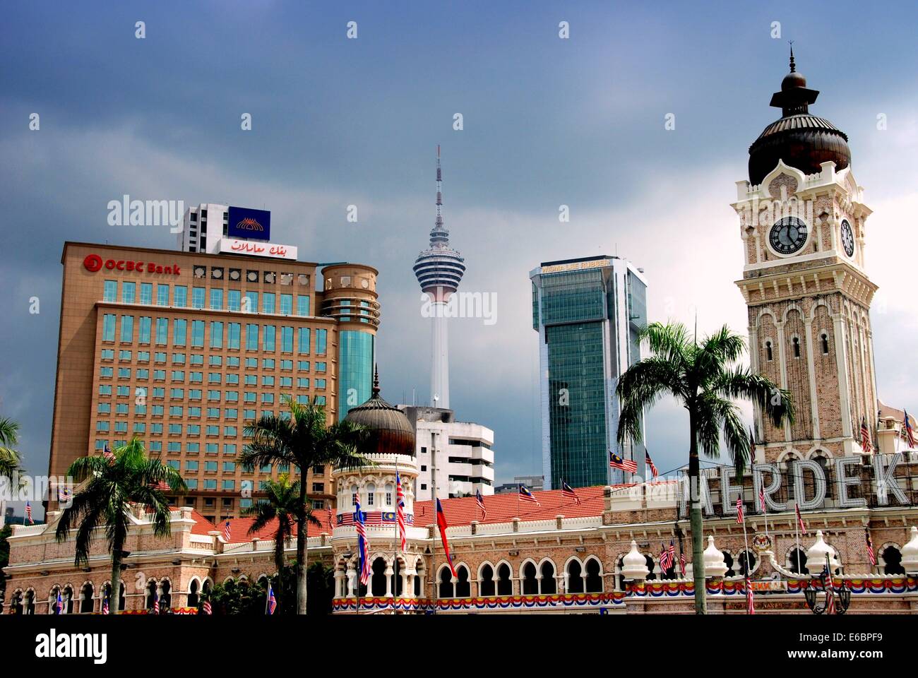 KUALA LUMPUR IN MALESIA: OCBC Bank, Menara KL Tower, Wisma Lee Torre di gomma e itinerari segreti di Palazzo Ducale di 1897 Palazzo Sultano Abdul Samad Foto Stock
