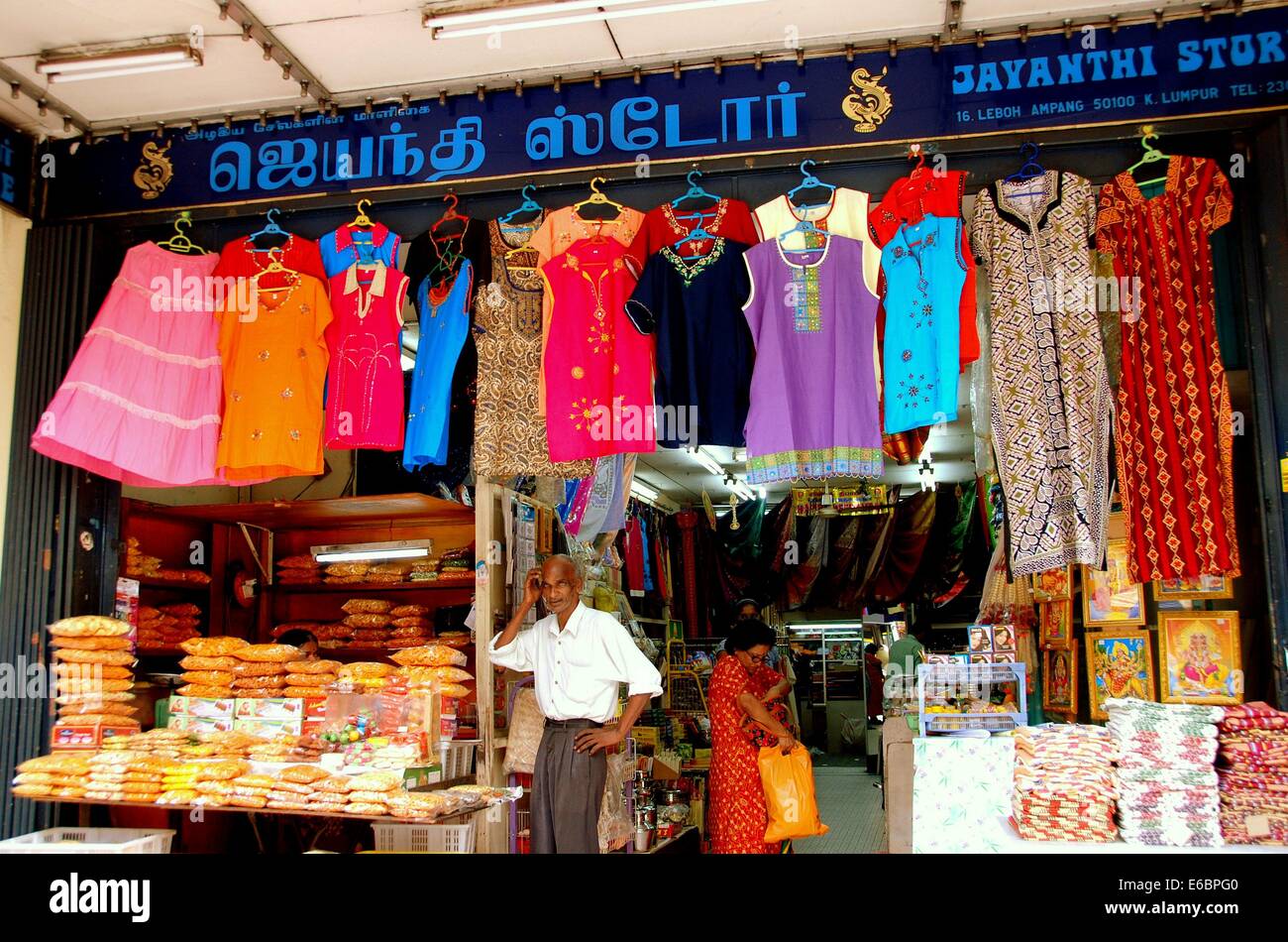 KUALA LUMPUR IN MALESIA: negoziante di fronte al suo Jayanthi negozio di vendita di alimenti e vestiti in Little India Foto Stock
