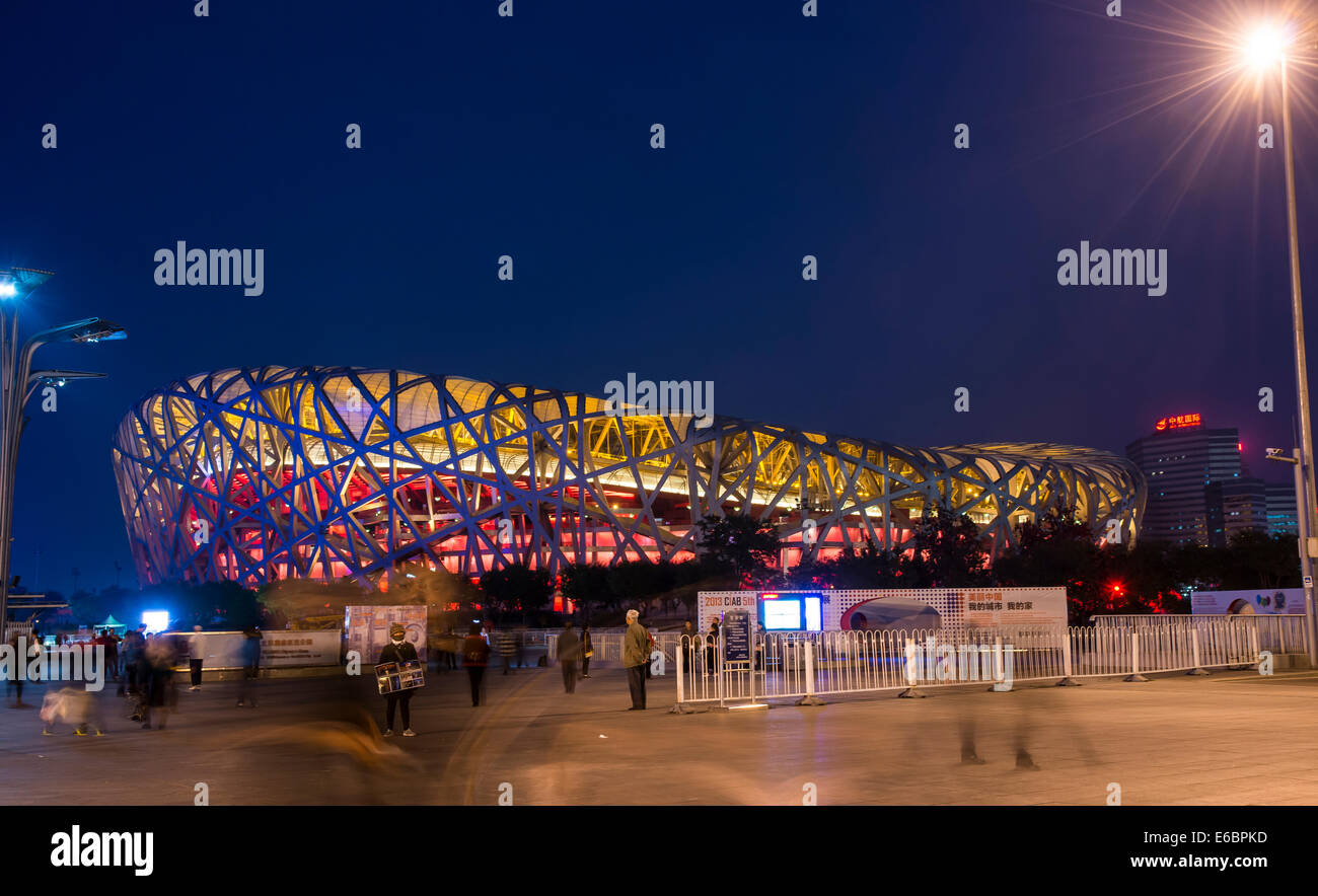 Stadio Olimpico Stadio Nazionale di Pechino, "Bird's Nest" al tramonto, blu ora a Pechino, Cina Foto Stock