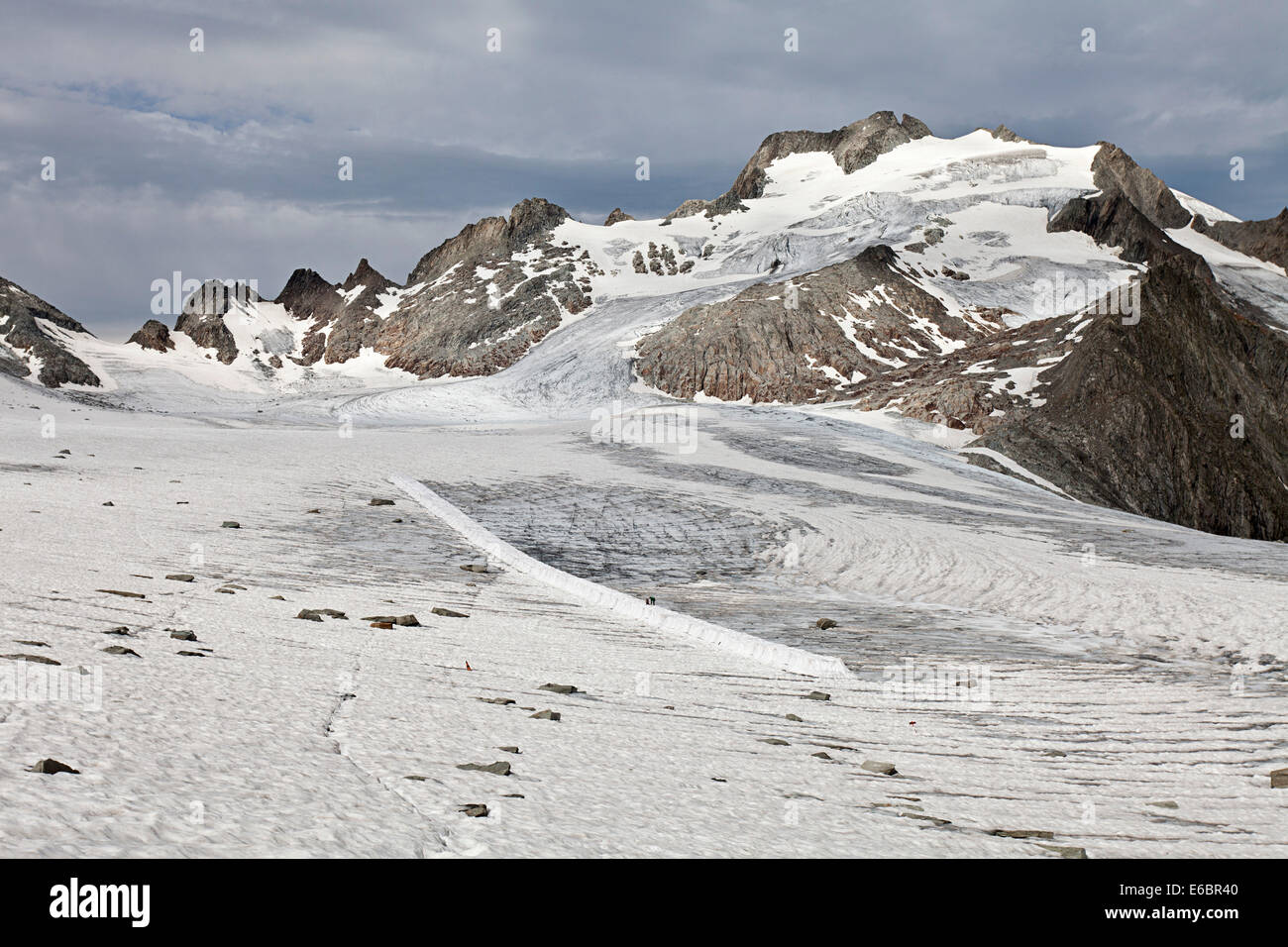 250 x 3 metri di lunghezza e di 1,70 metri di altezza sul ghiacciaio, tabella formata dal coperchio sul ghiacciaio Cavardiras, dietro il Oberalpstock Foto Stock