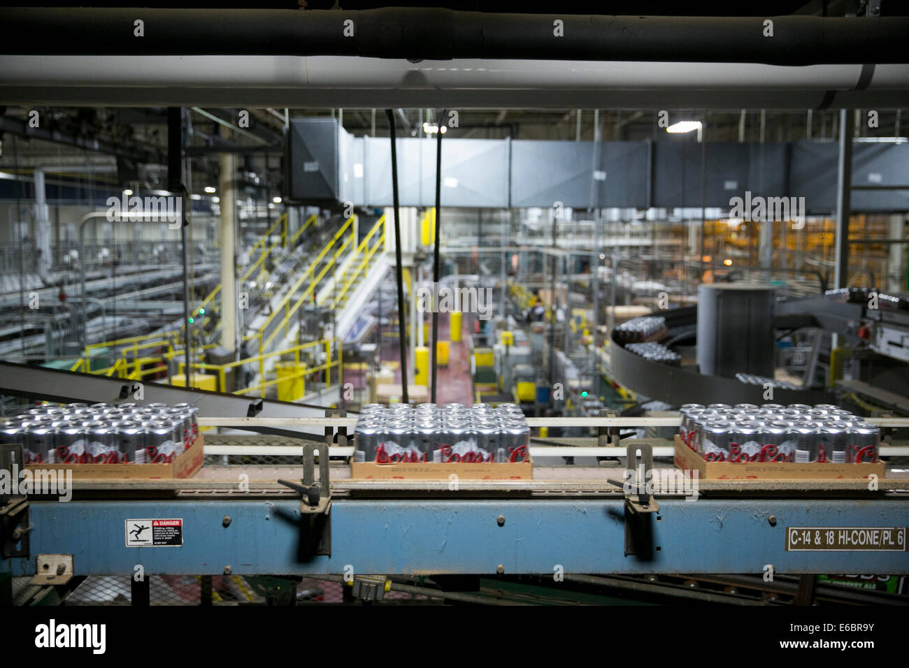 La birreria MillerCoors a Milwaukee nel Wisconsin. La birra linea di confezionamento. Foto Stock