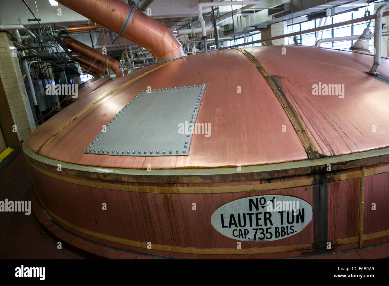 La birreria MillerCoors a Milwaukee nel Wisconsin. Tini di filtrazione. Foto Stock