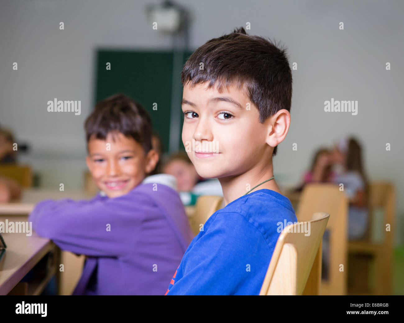 Scuola elementare i bambini con un background di immigrati seduti in una scuola primaria di classe, Reith im Alpbachtal Foto Stock