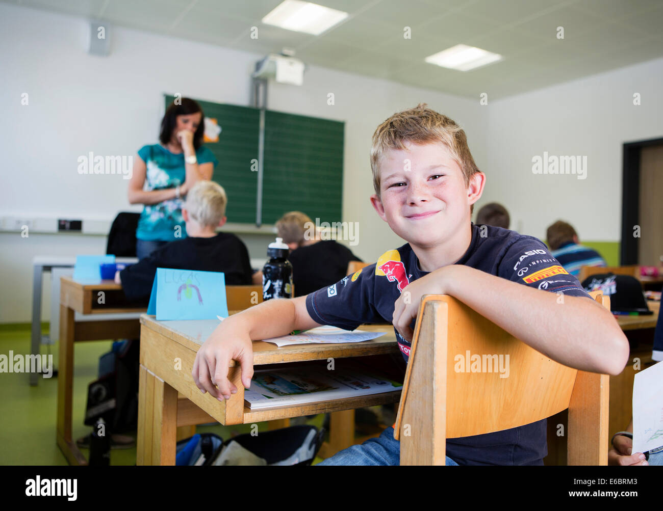 Il ragazzo, 6-8, in una scuola elementare a classe, Reith im Alpbachtal, distretto di Kufstein, Tirolo, Austria Foto Stock